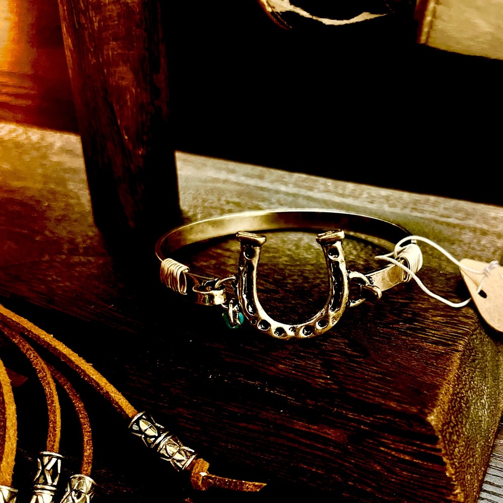 Sassy Cowgirl Silver-tone Horseshoe snap on Bracelet